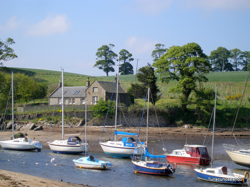 Grupo de barcas en Cramond, Escocia