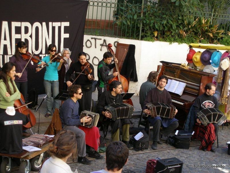 Grupo de músicos tocando tango en la calle. Qué hacer en el Barrio de San Telmo. Guía de imprescindibles para hacer en un día.