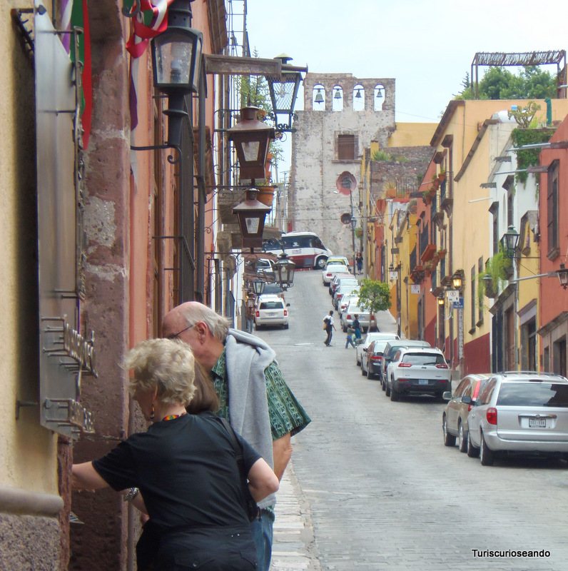 Recorrido por San Miguel de Allende, México. Céntrica y empinada calle de la ciudad
