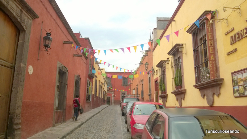 Céntrica y colorida calle de San Miguel de Allende. México