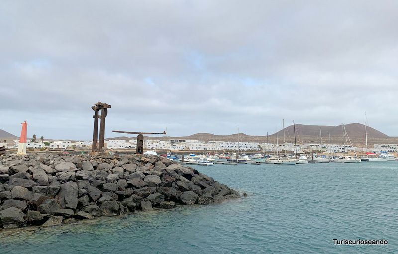 Aproximación al puerto. Visitar La Graciosa. Turiscurioseando