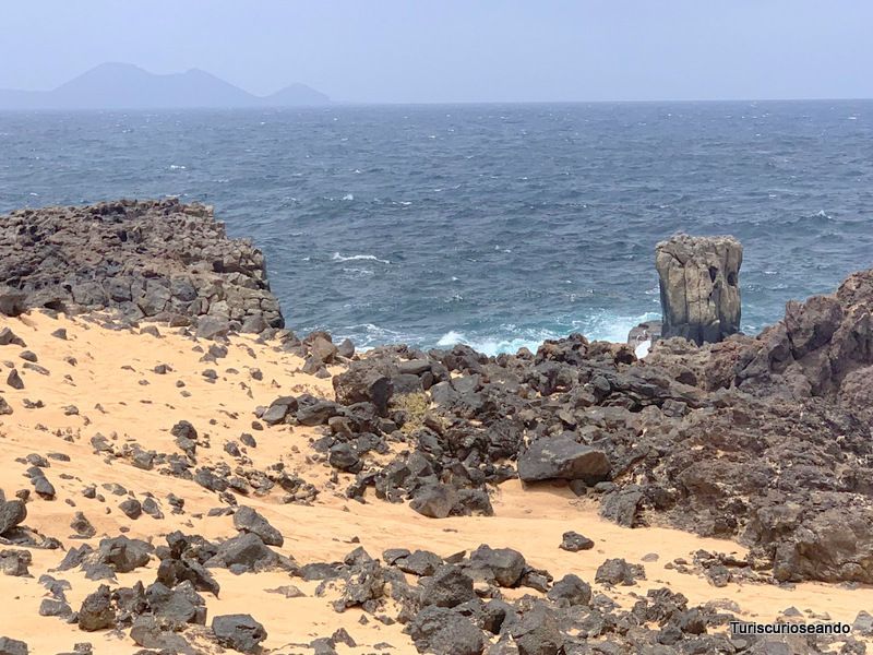 Visitar La Graciosa. Pequeña playa con arena y piedras. Turiscurioseando