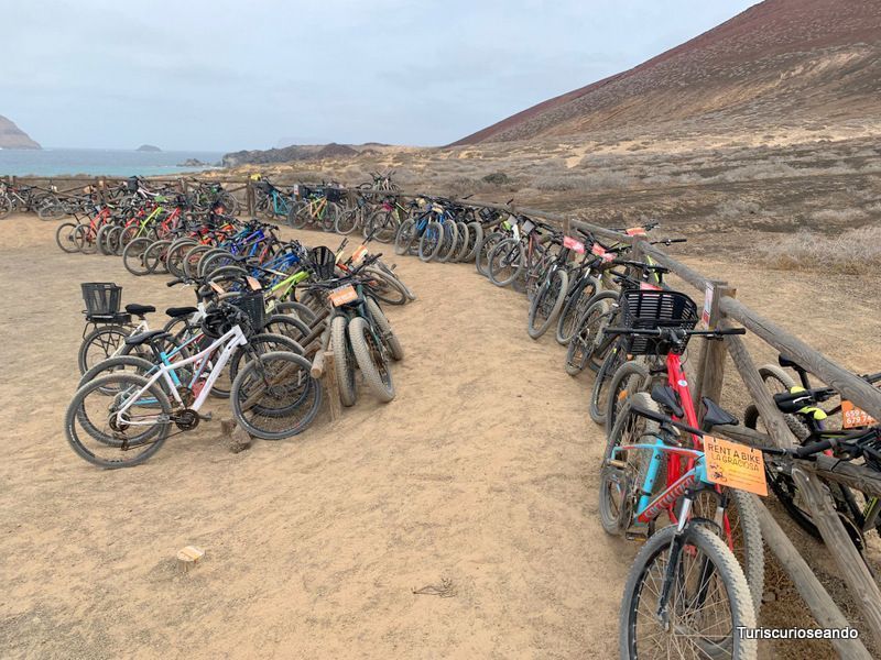 Aparcamiento para bicicletas en la playa de Las Conchas (La Graciosa)