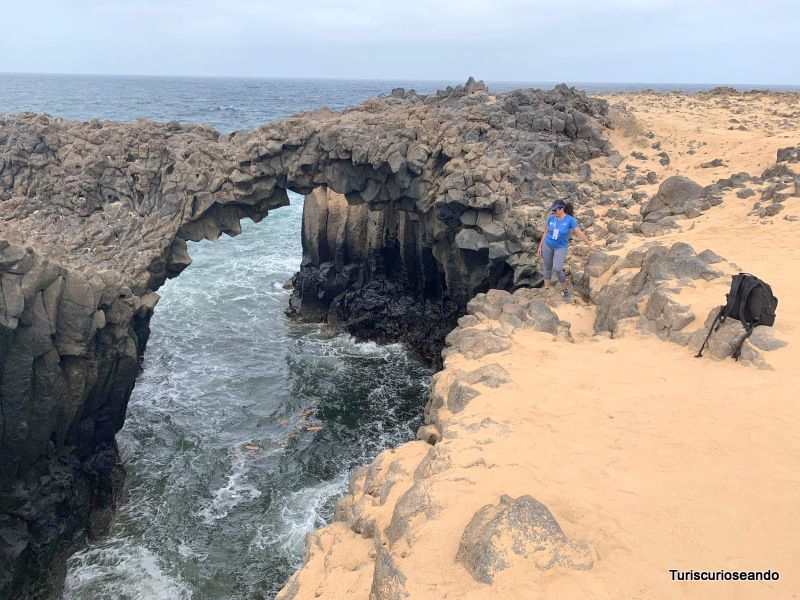 Arco basáltico. Baja de las Maspalomas. Visitar La Graciosa. 