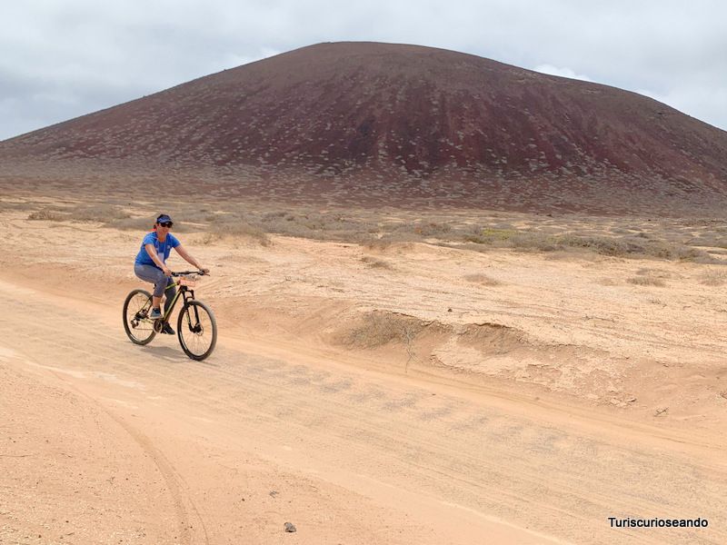 La bicicleta es una de las mejores opciones para recorrer La Graciosa. 
