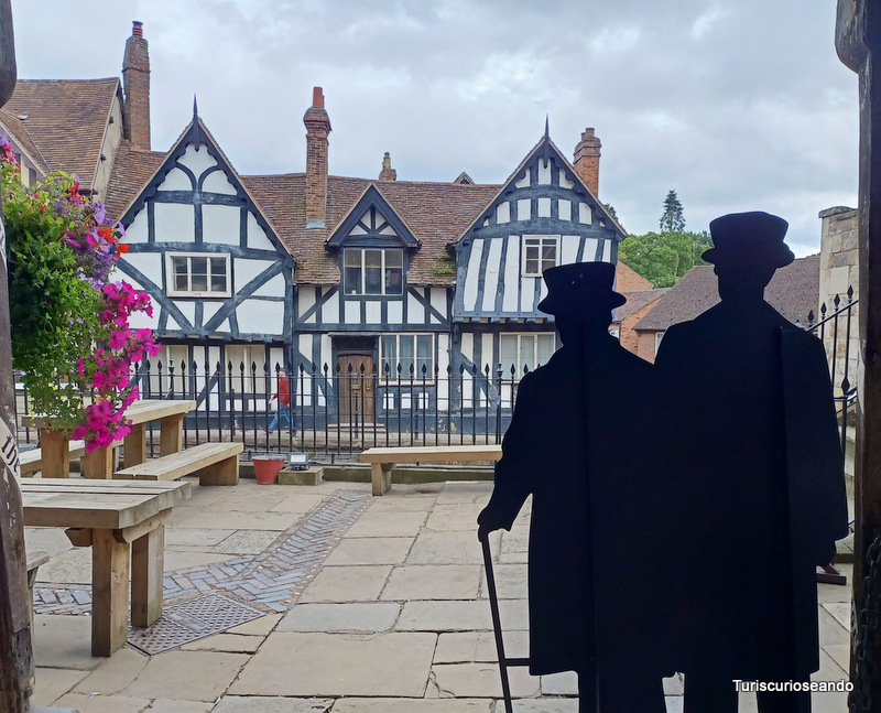 14 RUTAS EN COCHES POR LOS COTSWOLDS. Detalle de fachadas en Warwick; pequeña y bonita ciudad, muy bien conservada y a medio camino entre Birmingham y los Cotswolds