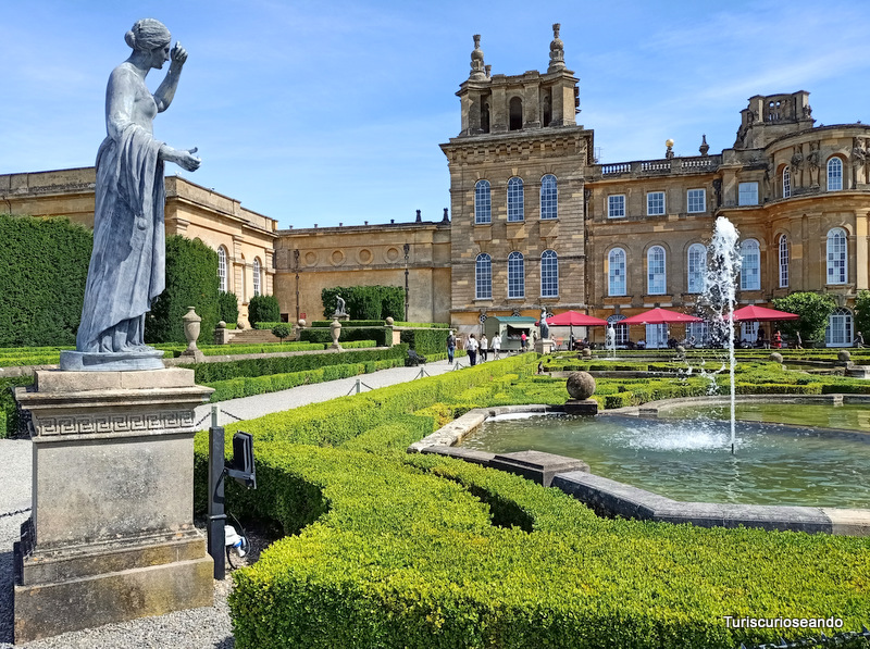 14 RUTAS EN COCHES POR LOS COTSWOLDS. Detalle del jardín y una de las fuentes del Palacio de Blenheim, Inglaterra.