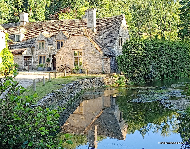 Grupo de casas próximas al arroyo en en el pueblo de Castle Combe, en los Cotswolds