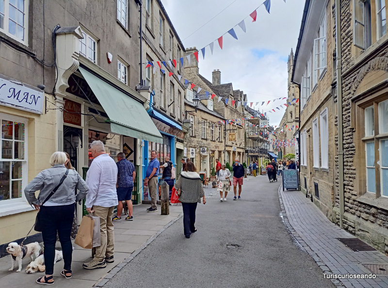 Calle comercial de Cirencester, una de las ciudades más grande de los Cotswolds.
