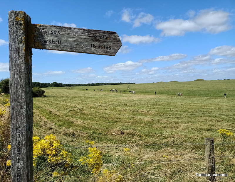 Cartel que señala uno de los senderos que llevan a Stonehenge. Un imprescindible cuando visitas los Cotswolds y alrededores