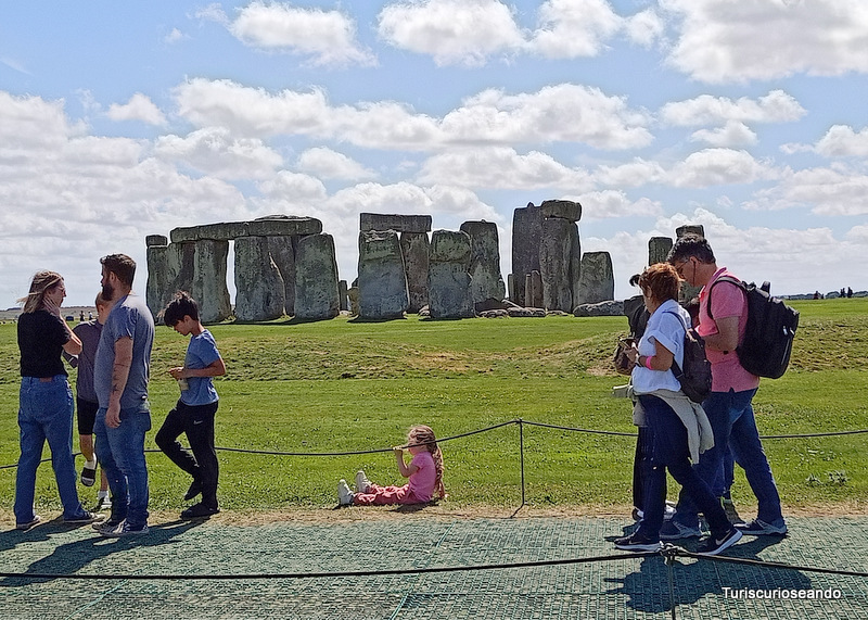Stonehenge y grupo de personas próximas al monumento, uno de los lugares más visitados de Reino Unido.
