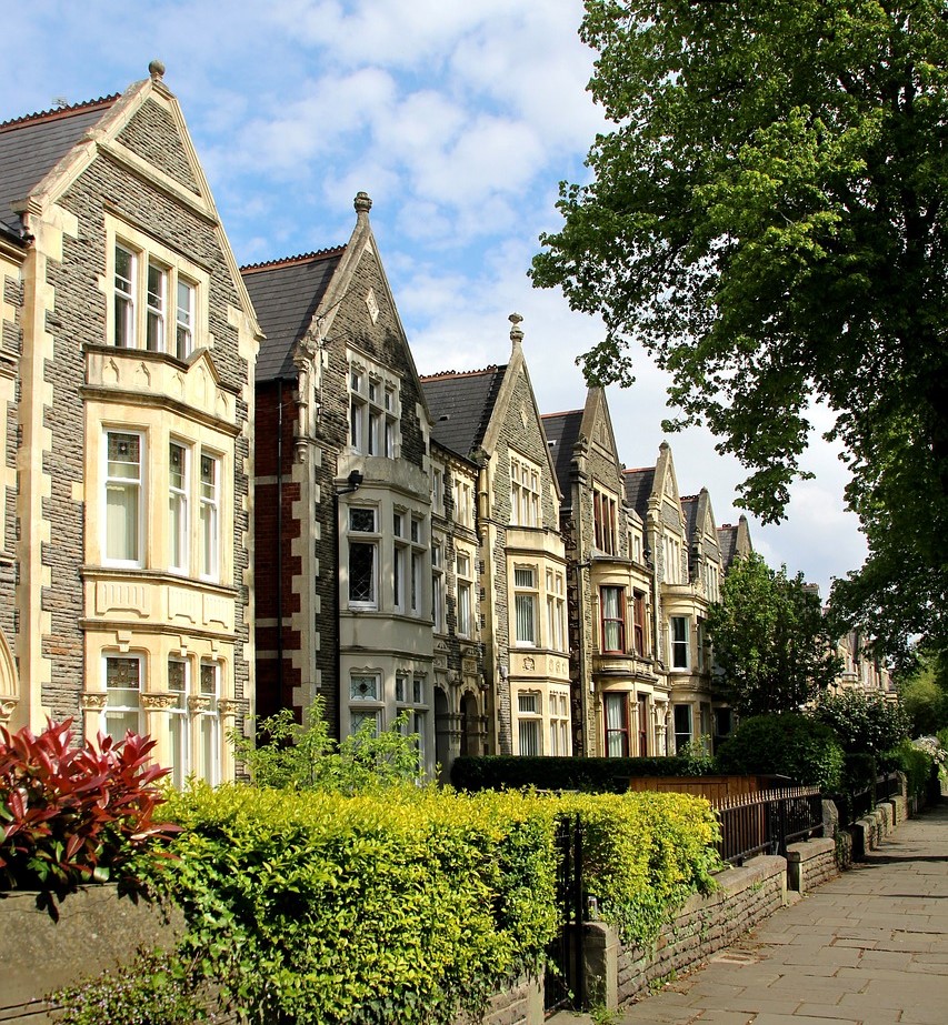 CARDIFF - Imagen de Greg Montani en Pixabay. Fachada de casas en Cardiff, Gales.