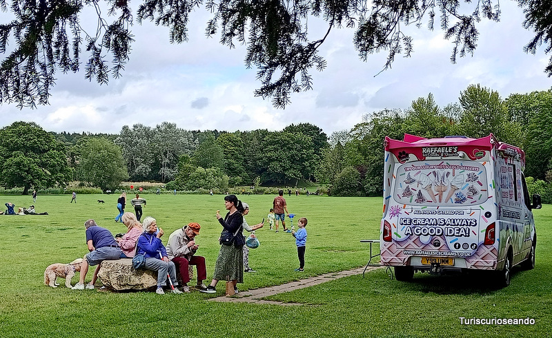 Prado en Cirencester. Gente comiendo helado plácidamente.