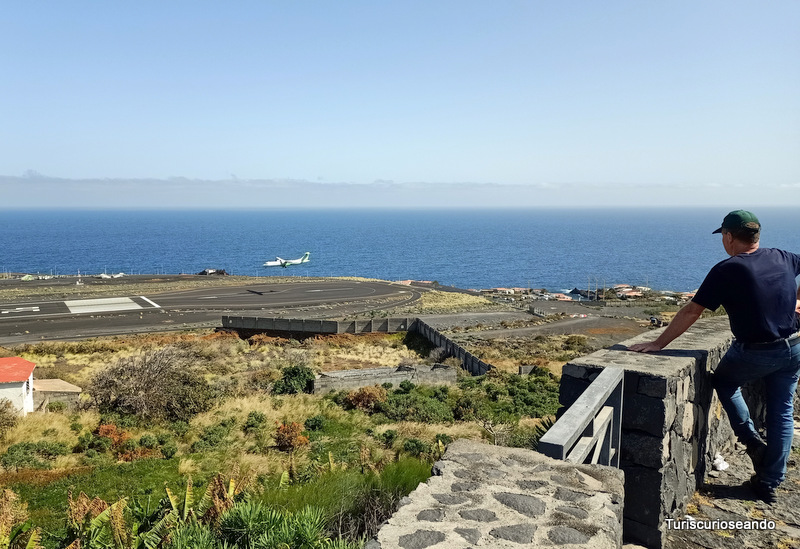 Cómo llegar a la isla de La Palma - cabecera aeropuerto con avión a punto de aterrizar