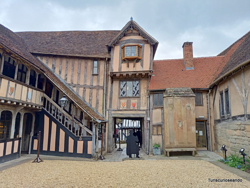Qué ver en Warwick, Inglaterra. Patio central del edificio medieval Hospital Lord Leycester