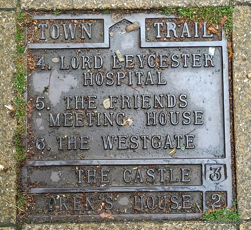 Qué ver en Warwick, Inglaterra. Placa que identifica la ruta a pie por el centro de Warwick