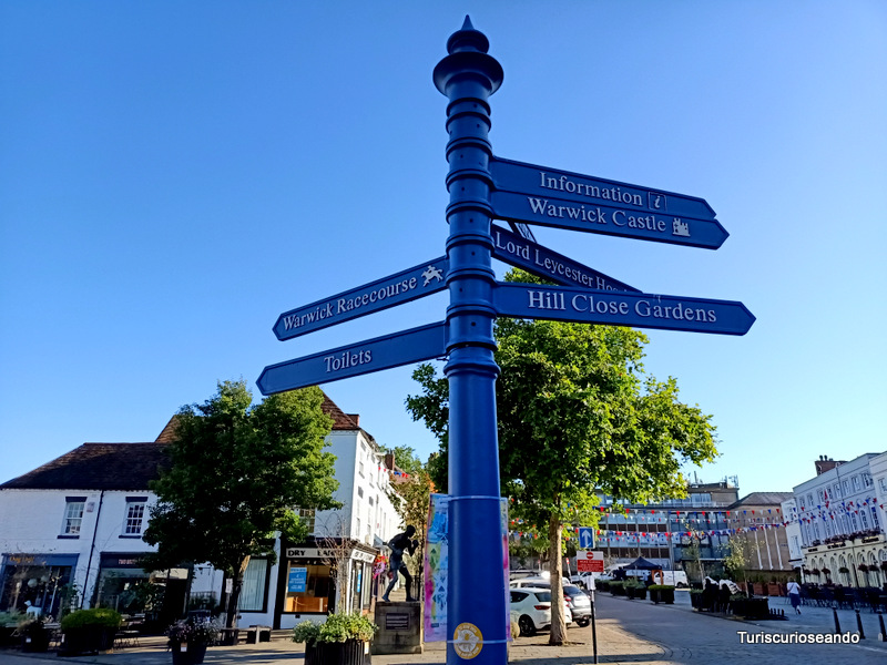 Qué ver en Warwick, Inglaterra. Poste con distancia a pie a los principales atractivos de warwick
