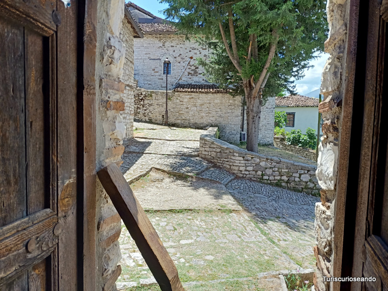 8 días en Bosnia, Croacia, Montenegro y Albania. Calle de Berat