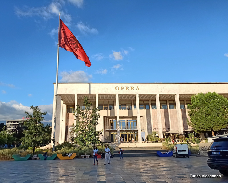 8 días en Bosnia, Croacia, Montenegro y Albania. Plaza de Tirana, en Albania