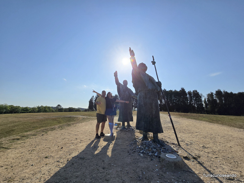 Etapa O Pedrouzo a Santiago de Compostela. Monumento al Peregrino